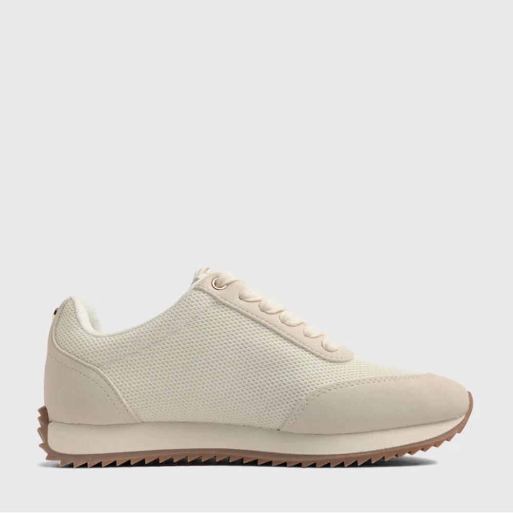 GUESS Woman’s Sneakers. - Picture 4 of 6